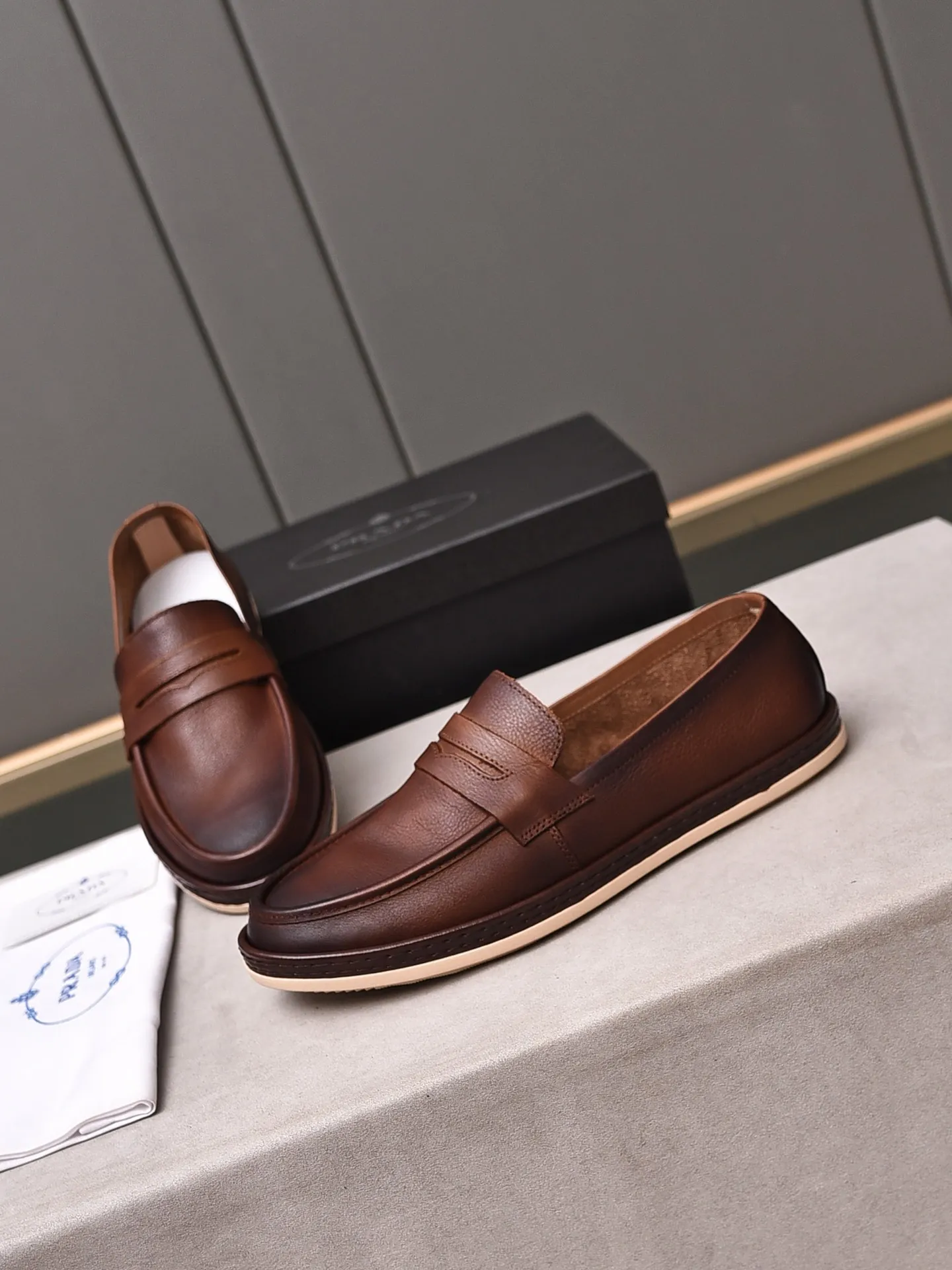 👟👟👟Men's Men's Shoes💰P460 [Artificial Rubbing Color]🆕🔥New Updates🔥👟PRADA (Prada) new products are released, imported soft cowhide, fashionable to allow air to penetrate the entire shoe, awesome shoes [strong] bring extremely comfortable and breathable feeling! Beautiful inside and out! Exquisite workmanship, top-grade cowhide material, 😌Size: 38~44, single color choice.